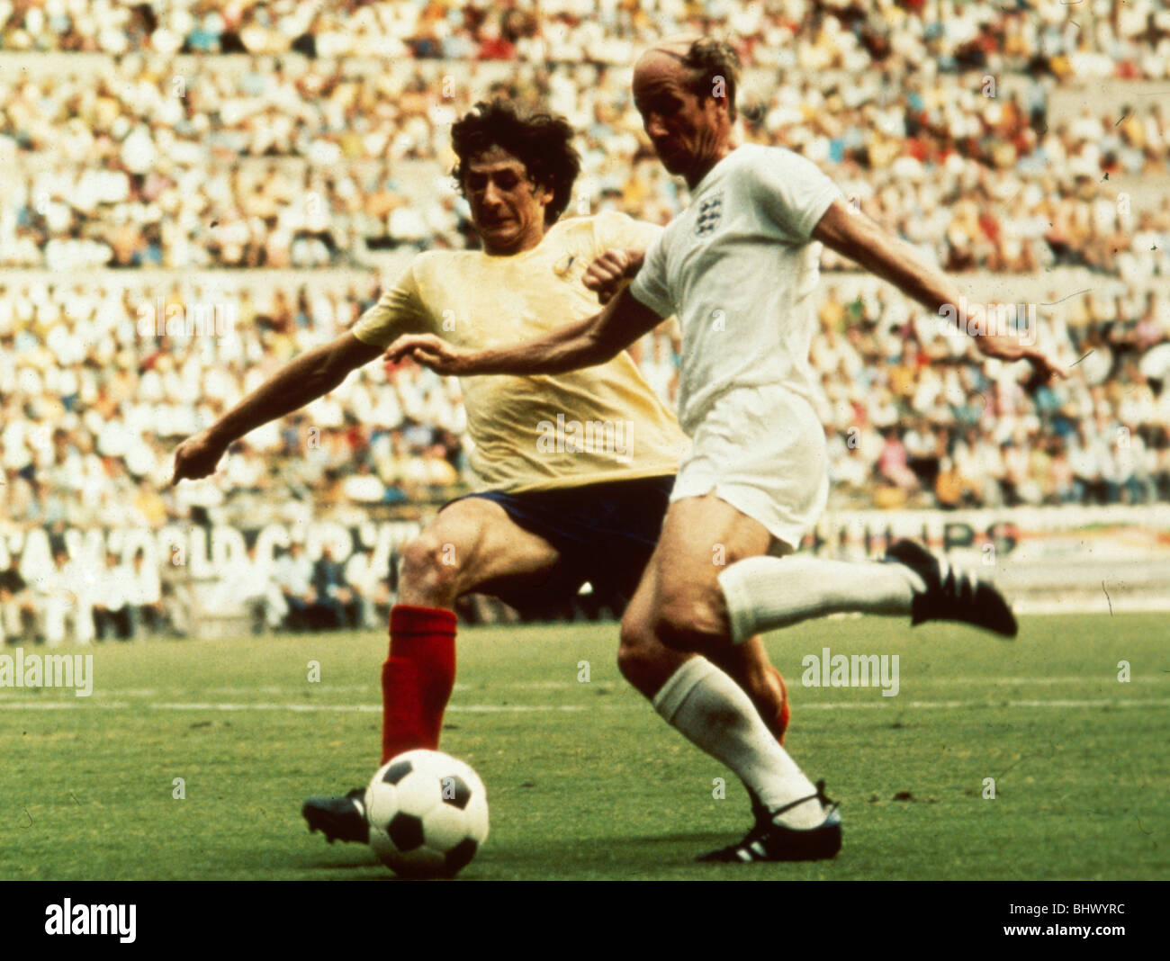 Groupe 3 de la Coupe du monde match à Guadalajara, Mexique Angleterre 1 v Roumanie 0 Angleterre's Bobby Charlton sur la balle, Juin 1970 Banque D'Images