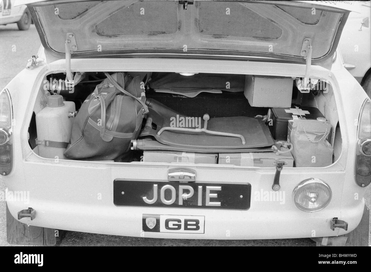 Coffre de Peter Jopp B.L.M.C. 1800 prêt pour l'inspection finale des contrôles au début de la Coupe du monde des miroirs quotidienne Rally, Wembley 19/04/1970 Banque D'Images