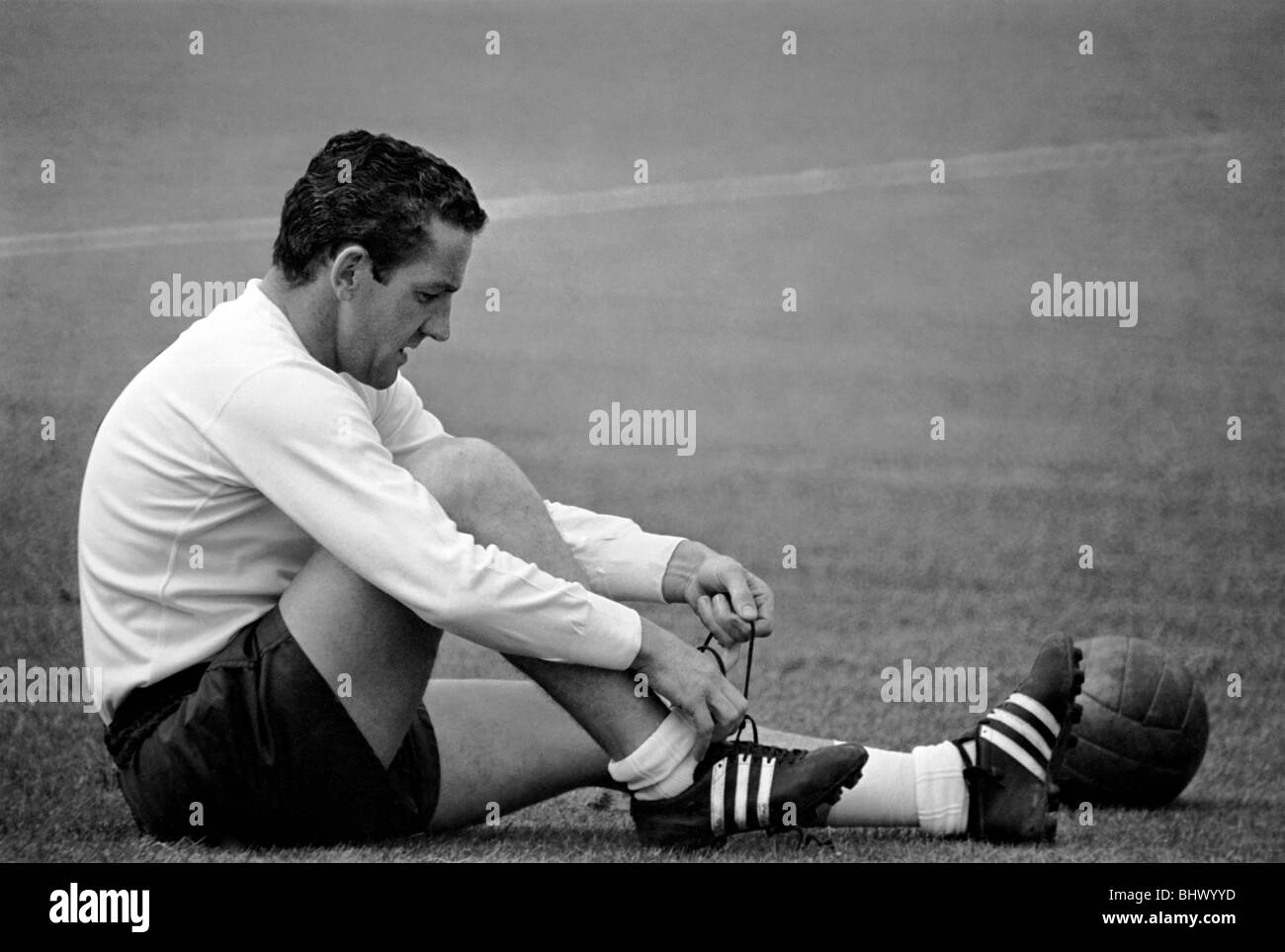 Tottenham Hotspur player Dave Mackay rejoint ses lacets pendant une session de formation d'avant-saison. Juillet 1965 1965-1971-003 Banque D'Images