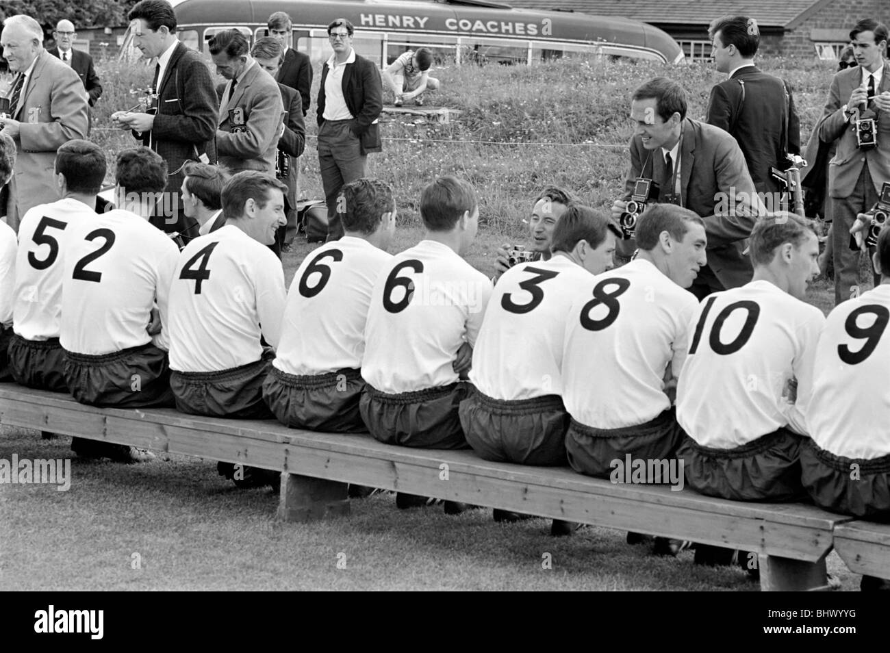 L'équipe de Tottenham Hotspur ayant photos prises par la presse avant une session de formation. Juillet 1965 1965-1971-017 Banque D'Images