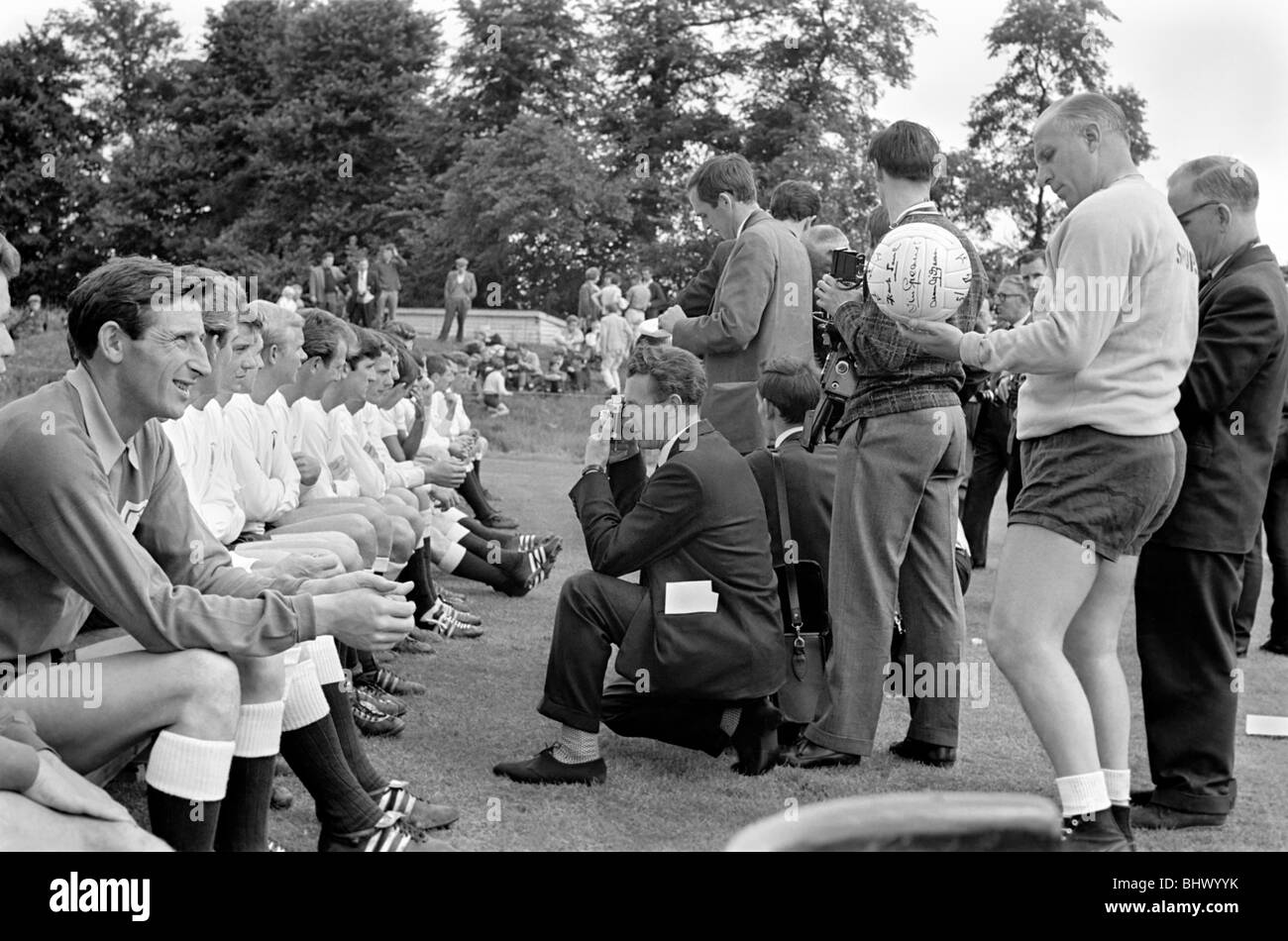 L'équipe de Tottenham Hotspur ayant photos prises par la presse avant une session de formation. Juillet 1965 1965-1971-043 Banque D'Images