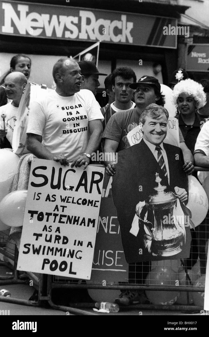 Des fans de Tottenham manifester contre le président Alan Sugar et saccage de manager Terry Venables en dehors de la Haute Cour. Mai 1993 Banque D'Images