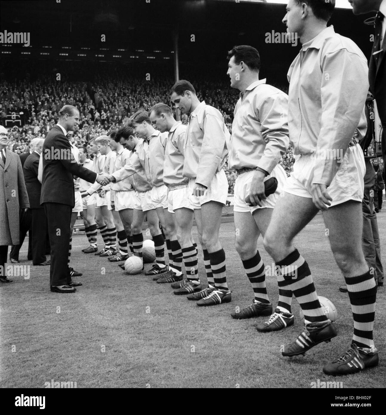 Finale de la FA Cup au stade de Wembley. Tottenham Hotspur 3 c. Burnley 1.  Le prince Philip, duc d'Édimbourg, serre la main avec Burnley Photo Stock -  Alamy