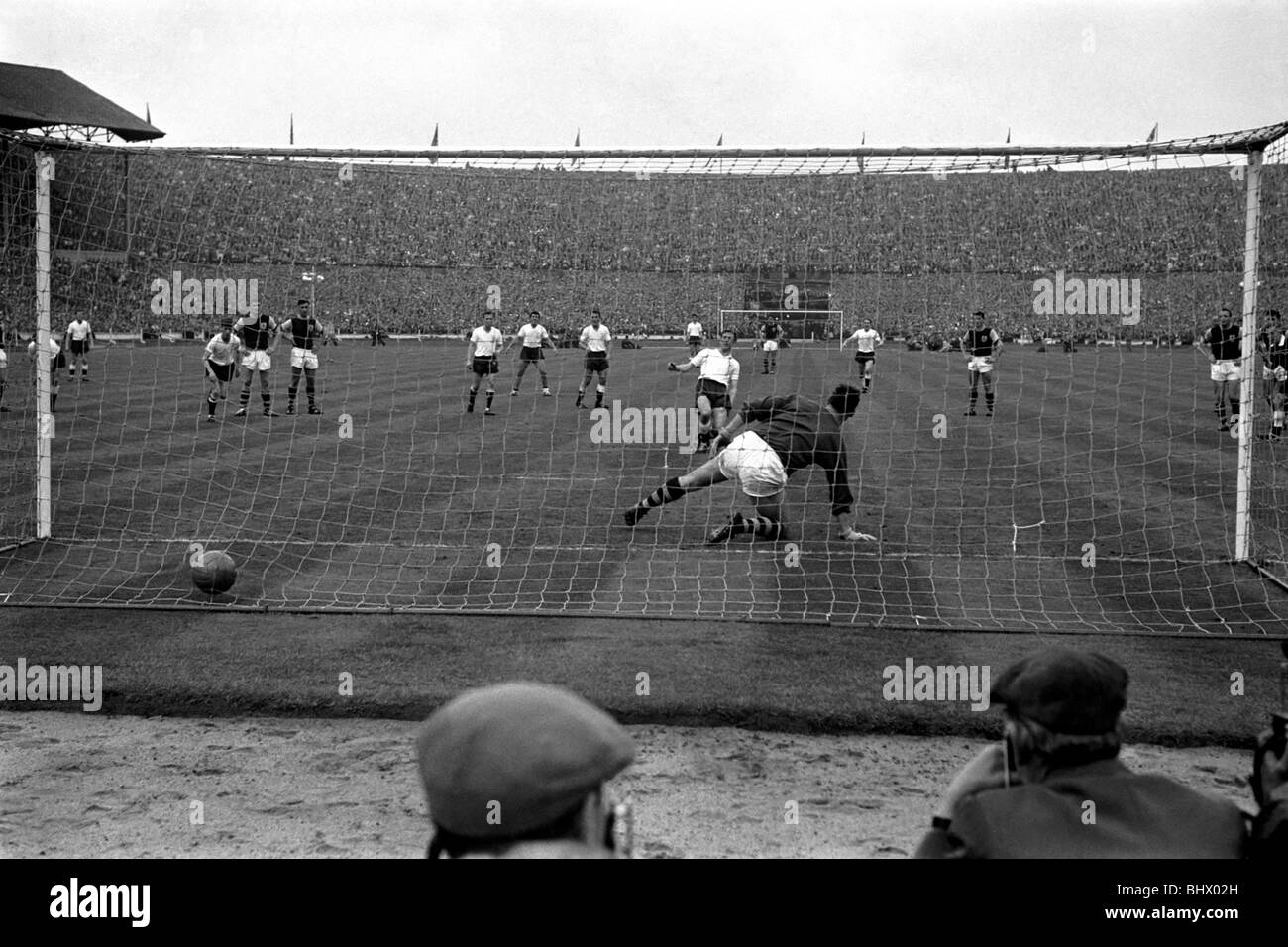 Finale de la FA Cup au stade de Wembley. Tottenham Hotspur 3 c. Burnley 1. Capitaine Danny Blanchflower pousse la balle passé coups Banque D'Images