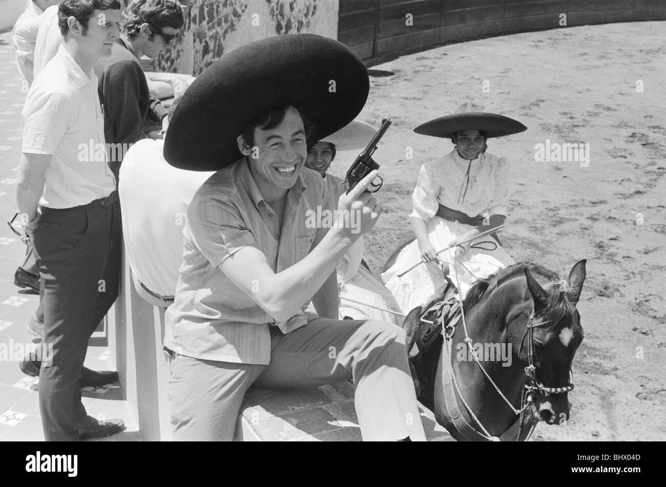 Finales de la Coupe du Monde 1970 au Mexique. Angleterre gardien Gordon Banks coiffé d'un sombrero et tenant un pistolet au rodéo au Banque D'Images