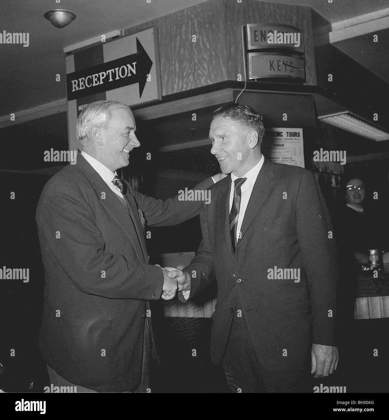 Glasgow Rager FC Manager Scot Symon accueille Spurs Manager Bill Nicholson à ses équipes hôtel Octobre 1962. Rangers canadiens dans la première étape de la coupe d'Europe des Vainqueurs de Coupe Spurs a remporté le match et a battu l'Atletico Madrid en finale 5-1, devenant la première équipe Britannique à remporter un trophée européen. Banque D'Images