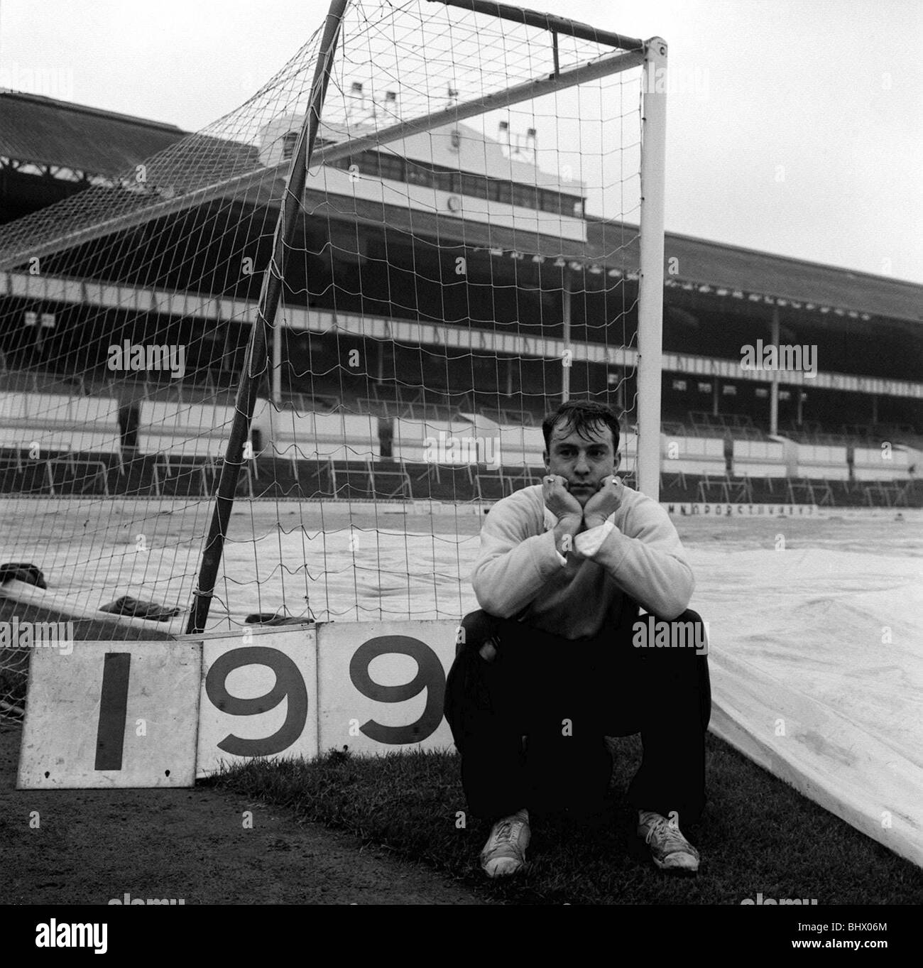 L'attaquant de Tottenham Hotspurs Jimmy Greaves photographié à White Hart Lane vide après la formation montrant le total de ses objectifs jusqu'ici pour l'Oisans 1963 Banque D'Images