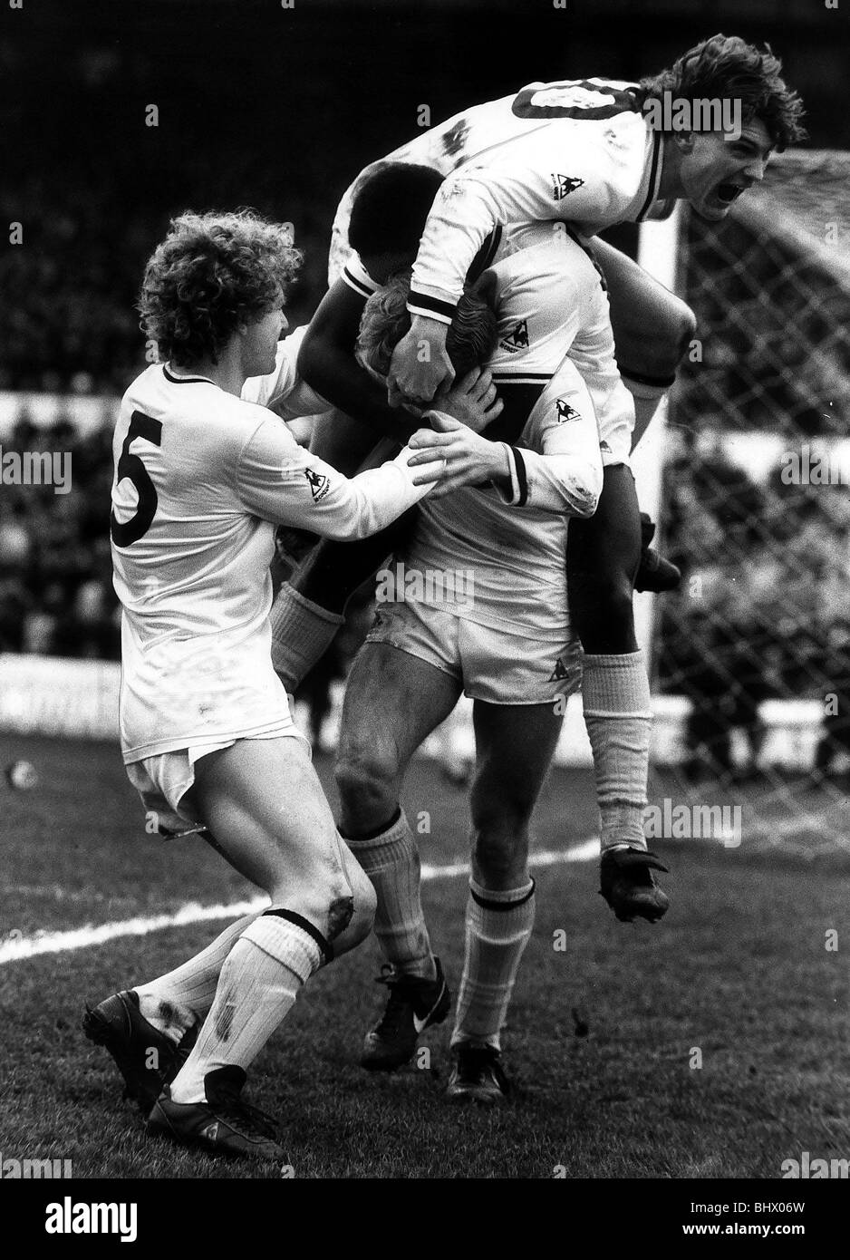 Glenn Hoddle bondit au-dessus de sa teamates après Spurs avaient obtenu le gagnant contre Chelsea en coupe Banque D'Images