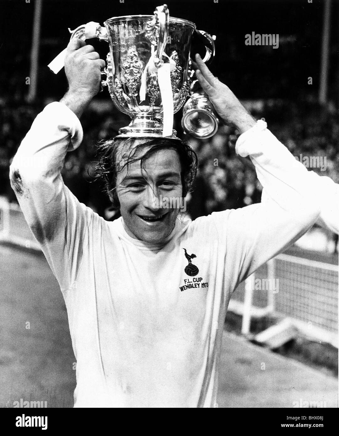 Ralph Coates de Tottenham Hotspur tenant le trophée de la coupe de la Ligue sur sa tête après avoir battu Spurs Norwich City 1-0 en coupe de la ligue Banque D'Images