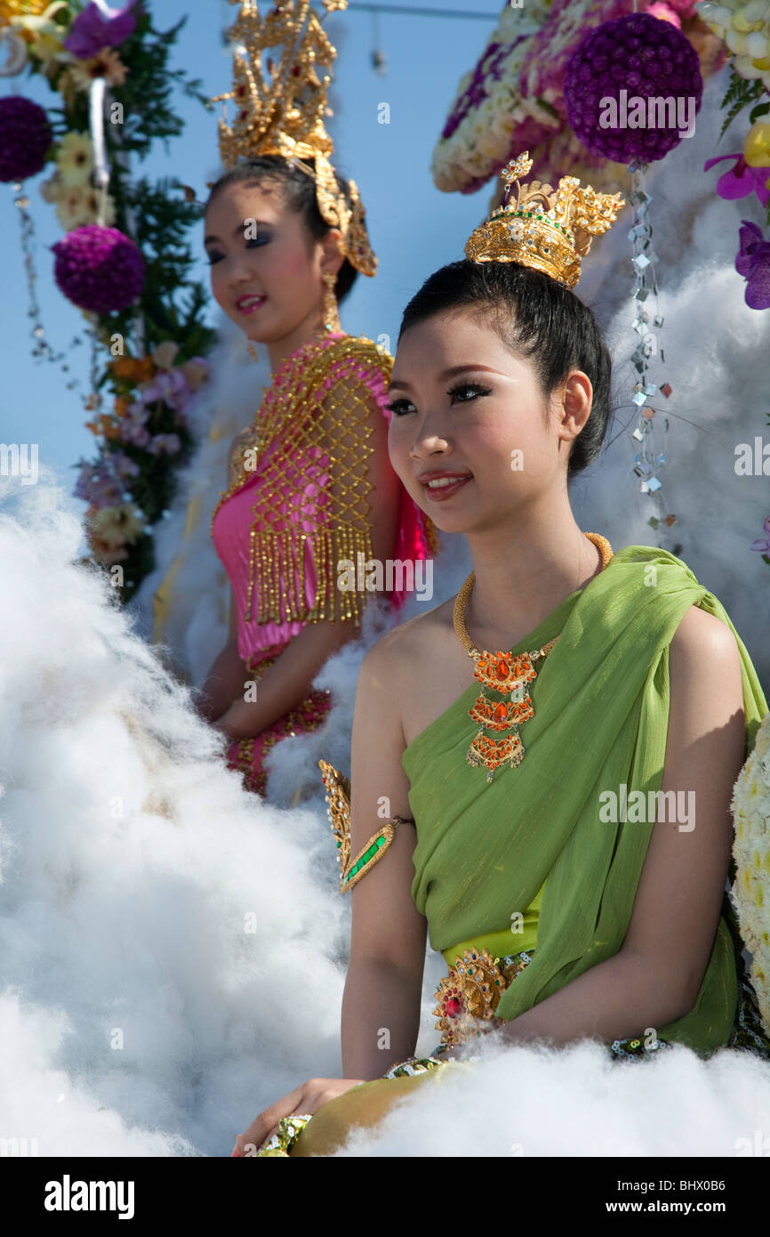 Affichage fleurs, asian woman portrait art floral gaiement décorées, défilé de chars ornés de fleurs colorées ; 34e Festival des fleurs de Chiang Mai. Banque D'Images