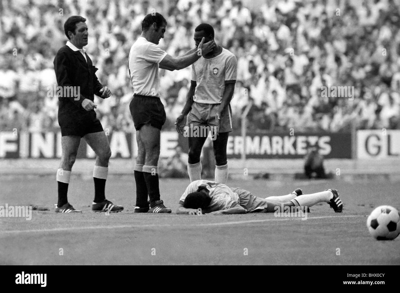 Pele calmée par Uruguain dvd tandis que la masse se trouve sur Jairzinho abattus. Brésil c. Uruguay : demi-finale de la Coupe du monde. Juillet 1970 Banque D'Images