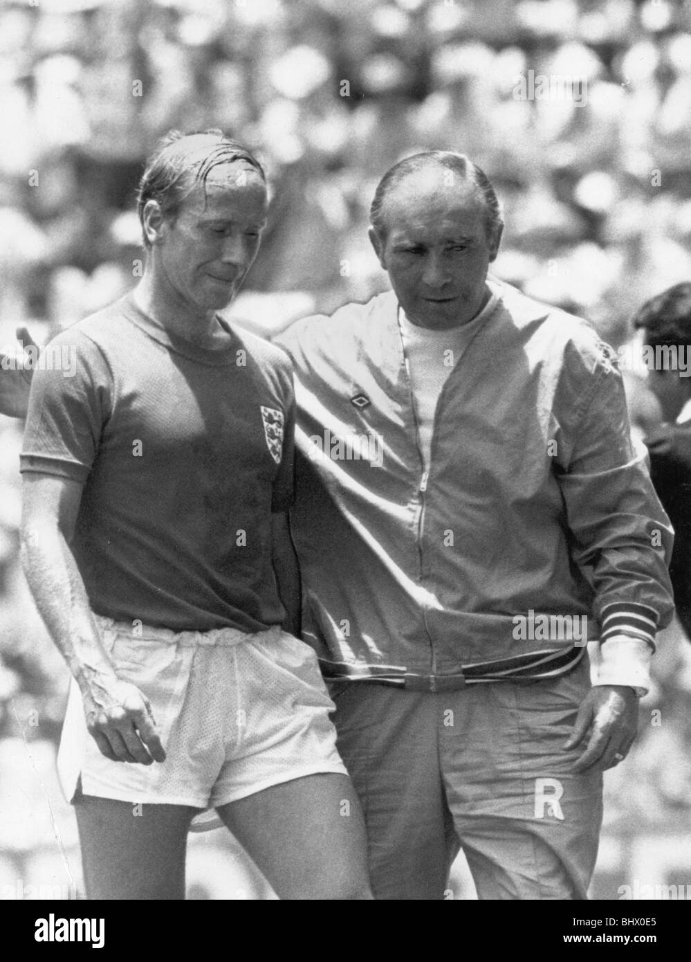 En quart de finale de la Coupe du monde de Leon, au Mexique. L'Allemagne de l'ouest de l'Angleterre 2 3 après prolongation abattu Bobby Charlton quitte le champ Banque D'Images