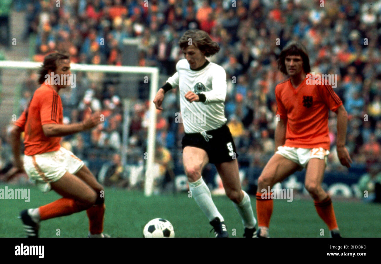 Finale de la Coupe du Monde 1974 au Stade olympique de Munich. L'Allemagne de l'Ouest 2 v Holland 1. Jurgen Grabowski de l'Allemagne de l'Ouest remis en question Banque D'Images