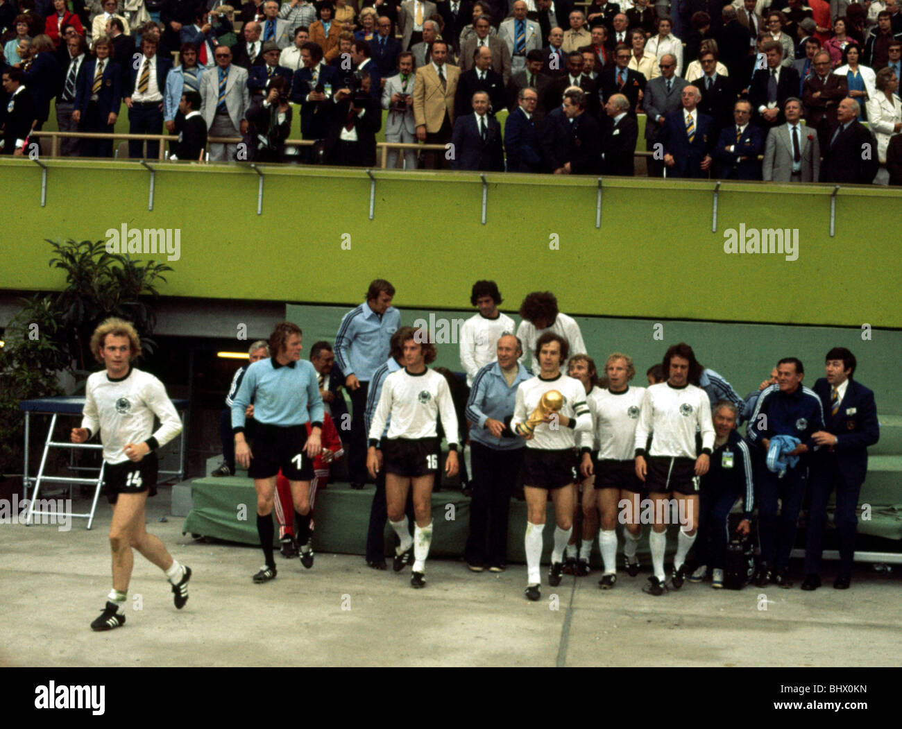 Finale de la Coupe du Monde 1974, le Stade olympique de Munich. L'Allemagne de l'Ouest 2 v Holland 1. L'équipe d'Allemagne de l'Ouest célèbrent avec le trophée. Juillet 1974 Banque D'Images