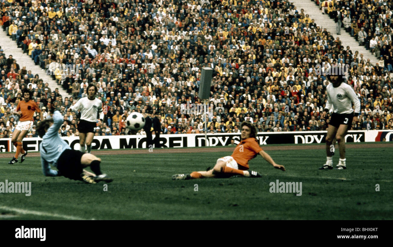 Rep de Hollande tente un tir au but lors de la finale de la Coupe du Monde 1974. Le score était un fimnal l'Allemagne de l'Ouest 2 1 New Holland. Juillet 1974 Banque D'Images