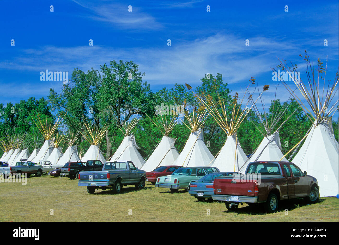 Les véhicules stationnés à tipis lors des Crow juste à Crow Agency, Montana, USA Banque D'Images