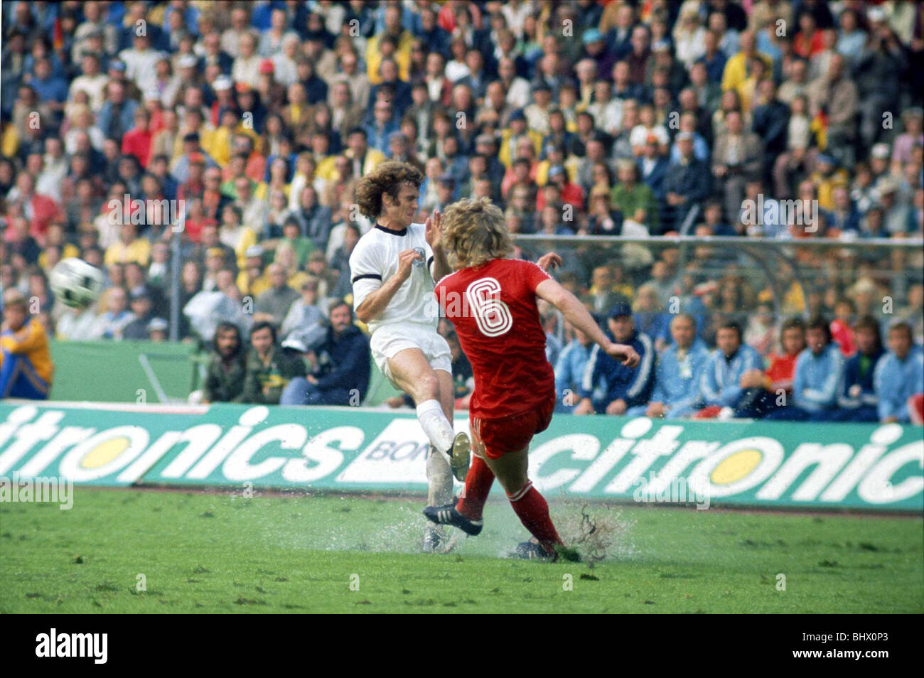 World Cup 1974 W.Allemagne 1 Pologne 0 Jerzy Gorgon (6) boots ball dans un défi avec Rainer Bonhof 50-50, Frankfurt Waldstadion Banque D'Images