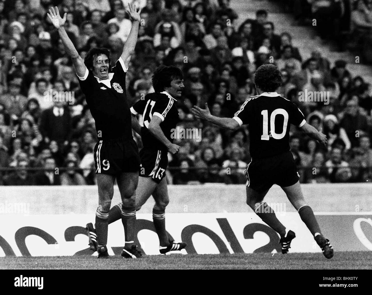 Coupe du Monde de Football 1978 Ecosse 1 Pérou 3 à Cordoba Joe Jordan fête marquant contre Pérou Joe Jordan bras levés, Stuart Kennedy 13 Asa Hartford Banque D'Images