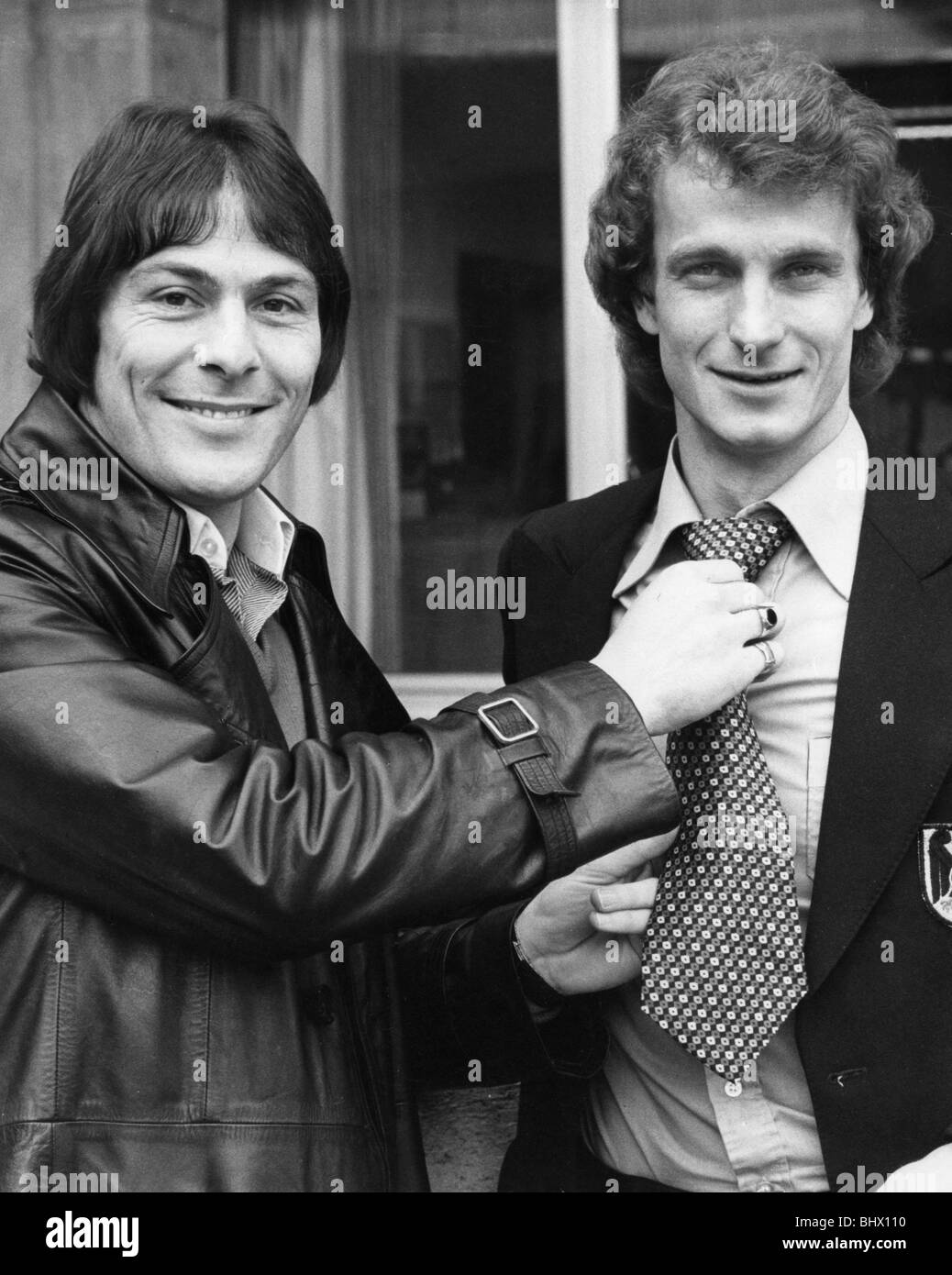 Stuart Pearson de la ville de coque et l'Angleterre (à gauche) avec Rainer Bonhof de l'Allemagne de l'Ouest. Les deux joueurs de football ont obtenu des buts en match amical, que l'Allemagne de l'Ouest a continué à se préparer à la Coupe du Monde 1978, photographié à Munich le matin après match février 1978. Score final : l'Allemagne de l'Ouest 2-1 Angleterre Banque D'Images