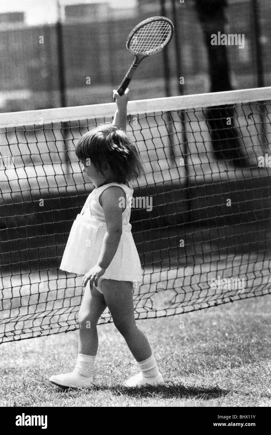 Julie Wimbledon l'action girl du tennis lui fait jouer. Juin 1973 P019383 Banque D'Images