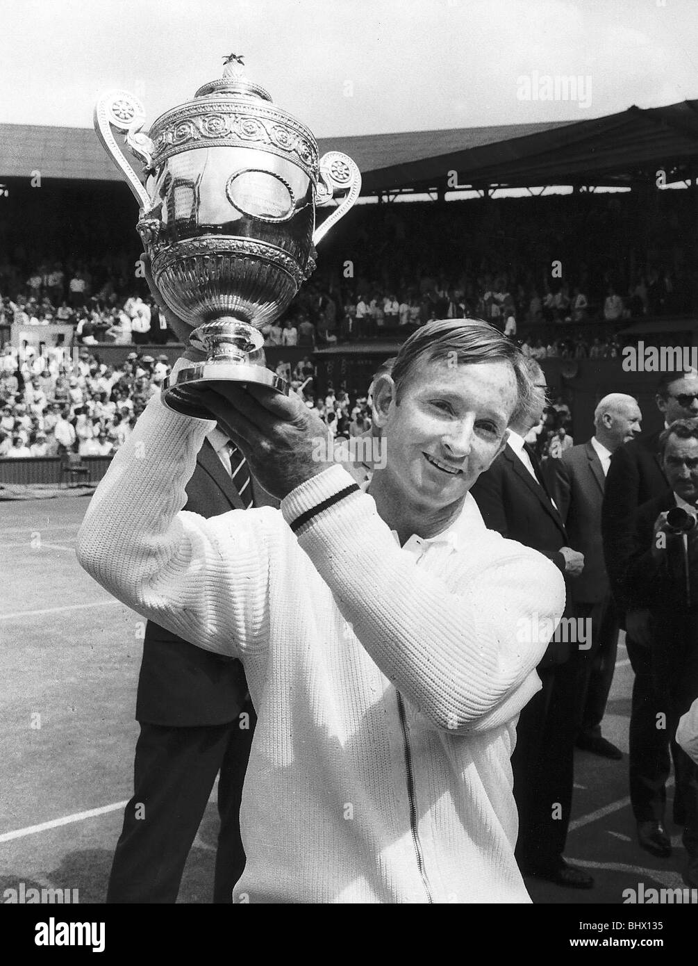 Rod Laver tennis player tenir mens des célibataires Wimbledon trophy en altitude Banque D'Images