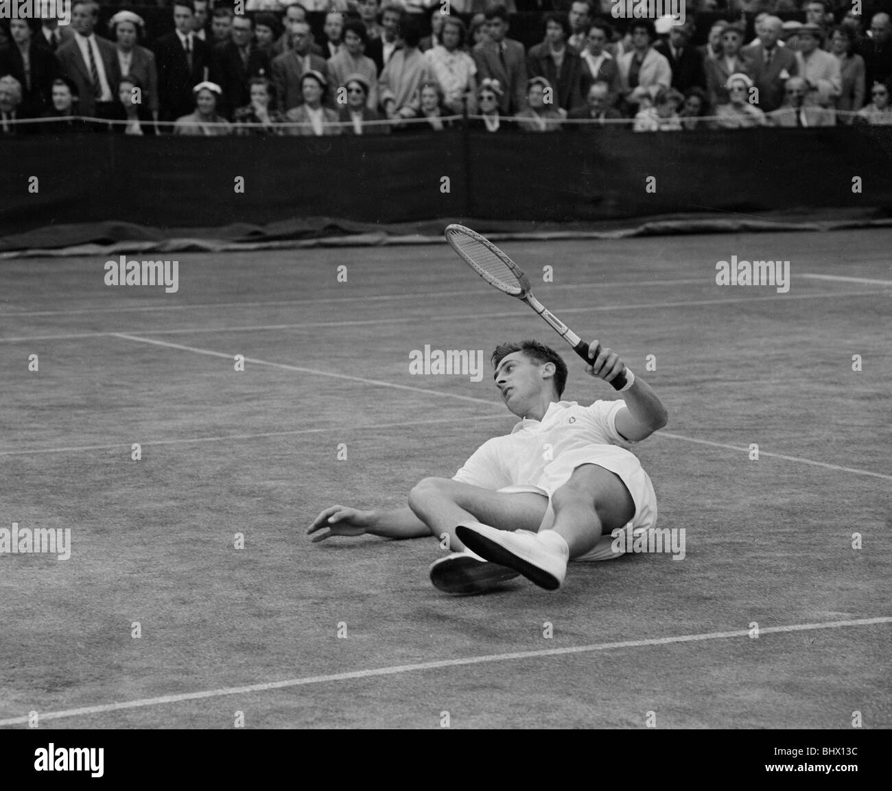 Joueur de tennis britannique John Barrett contre Ken Rosewall de l'Australie au cours de mens des célibataires match à Wimbledon. 23 Juin 1955 Banque D'Images
