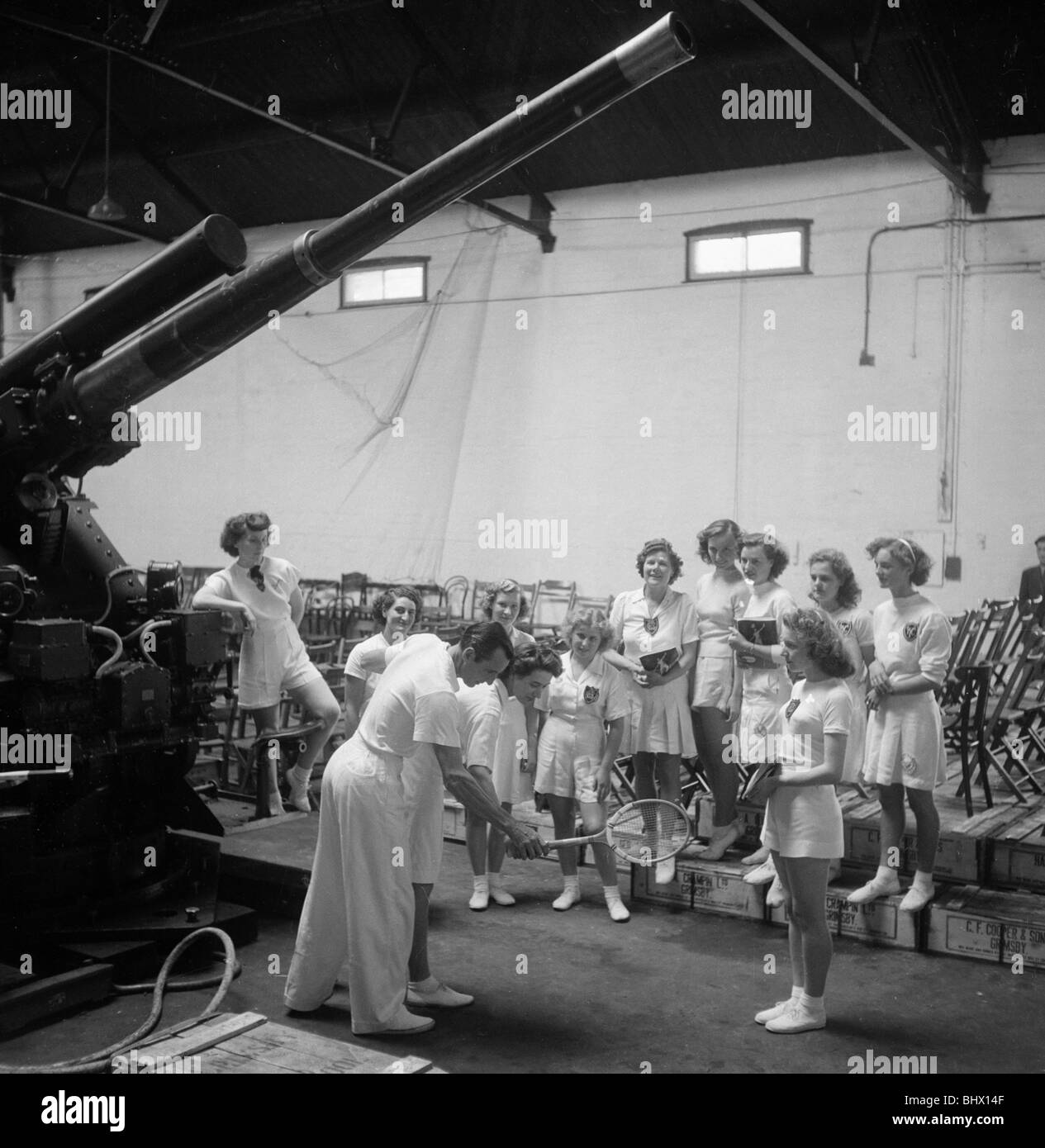 La star du tennis Britannique Fred Perry démontre aux membres du Club des Jeunes d'Achillée dans Cleethorpes, Lancashire. Circa 1946. Banque D'Images