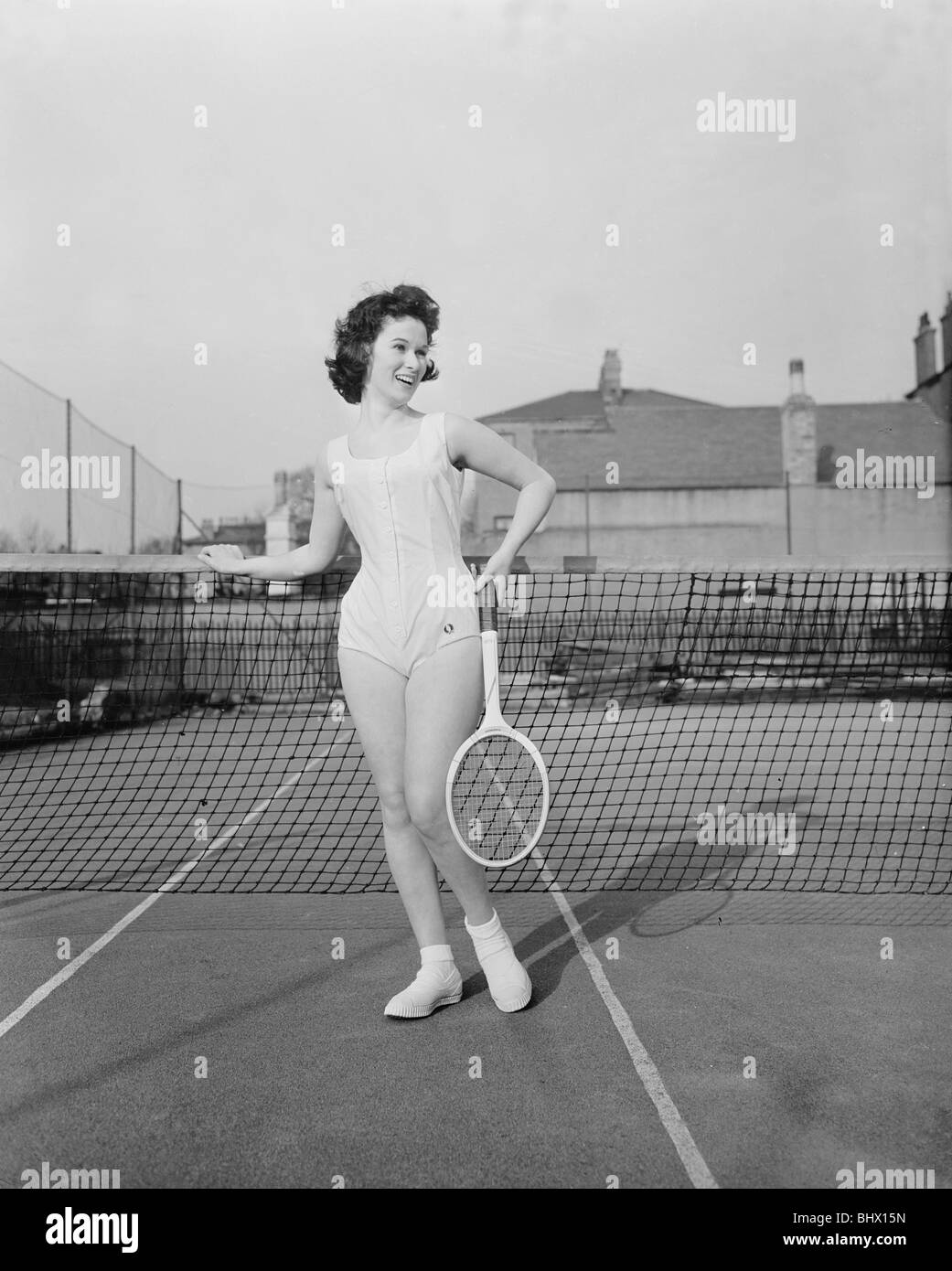 Norma Parnell (20), actrice et mannequin portant romper outfit qui a été conçu par l'ancien champion de tennis Fred Perry, 8e avril 1957 Banque D'Images