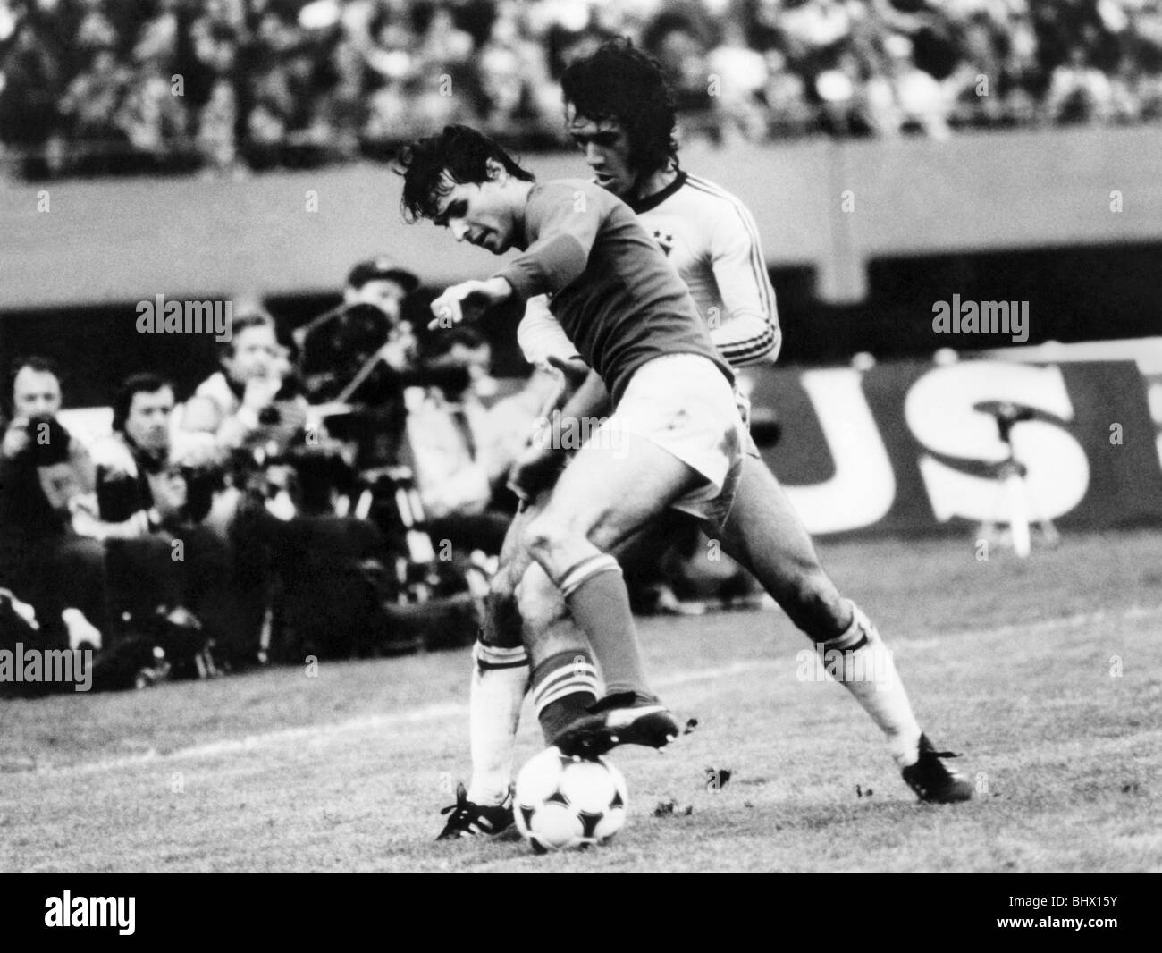 La troisième place de la Coupe du monde de match play off à Buenos Aires. Brésil 2 v Italie 1 Antonio Cabrini Italie de batailles pour la balle avec Banque D'Images