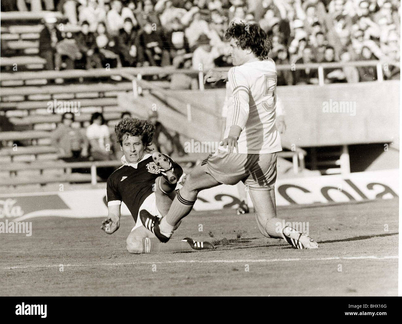 1978 Coupe du monde Ecosse v Hollande Juin 1978 Capitaine néerlandais Rudd Krol en duel avec Asa Hartford. Banque D'Images