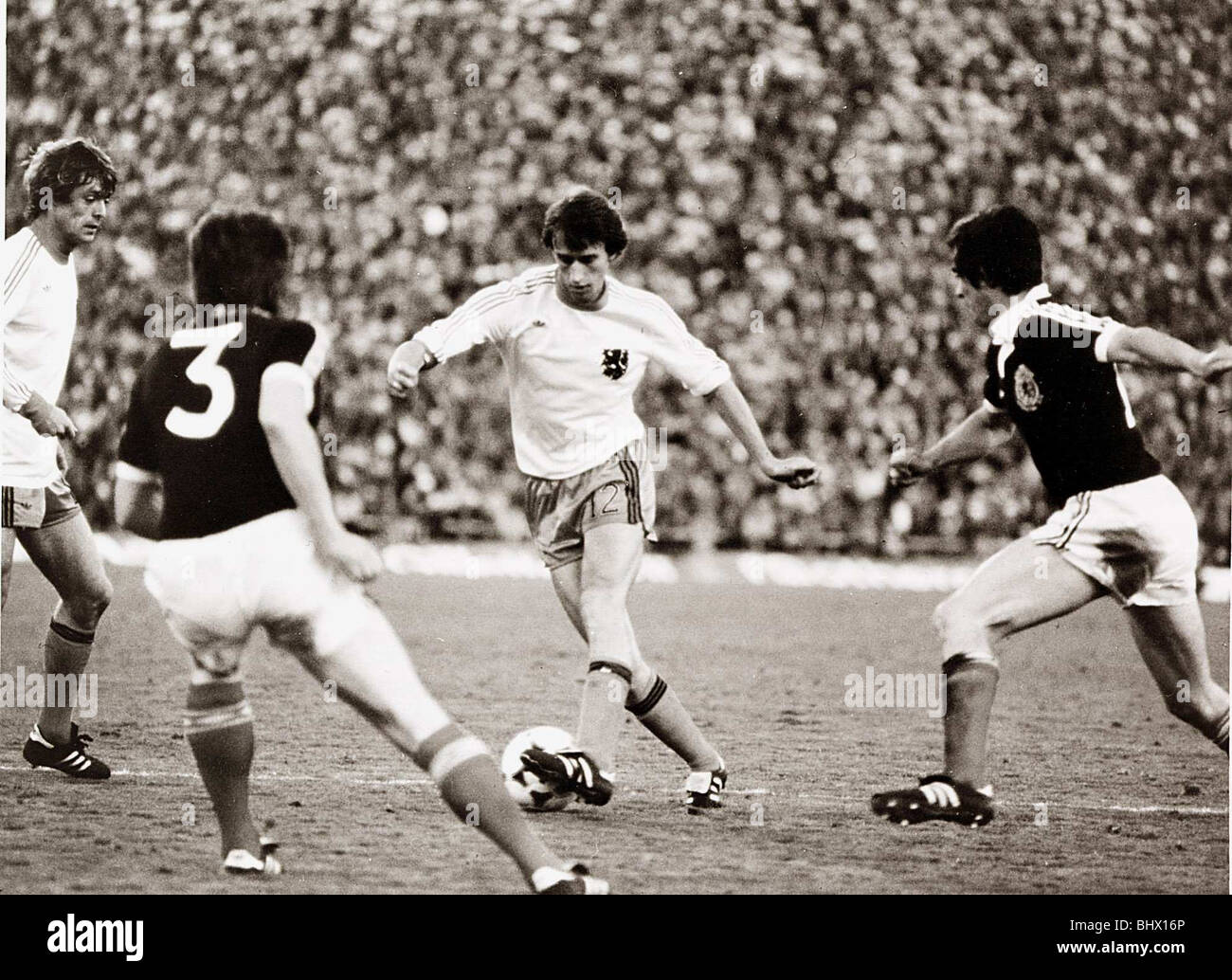 1978 Coupe du monde Ecosse v Holland Holland's Resenbrink tente de trouver un chemin à travers l'Ecosse defender Donachie (3) et Forsyth Banque D'Images