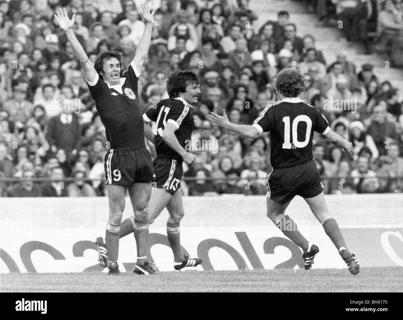 L'Écosse v Pérou durant la Coupe du Monde de Football 1978 Joe Jordan célèbre avec coéquipiers Stuart Kennedy (No. 13) et l'Asa hartford après qu'il avait marqué le seul but de l'Écosse. Bonne fête rire football match Juin 1978 ©1970 Mirrorpix Banque D'Images