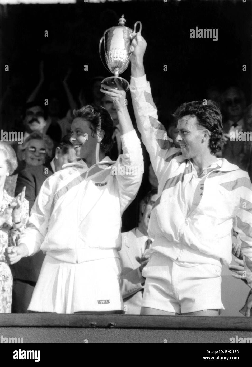 Jo Durie et Jeremy Bates gagner le double mixte pour la Grande-Bretagne. Juillet 1987 P017156 Banque D'Images