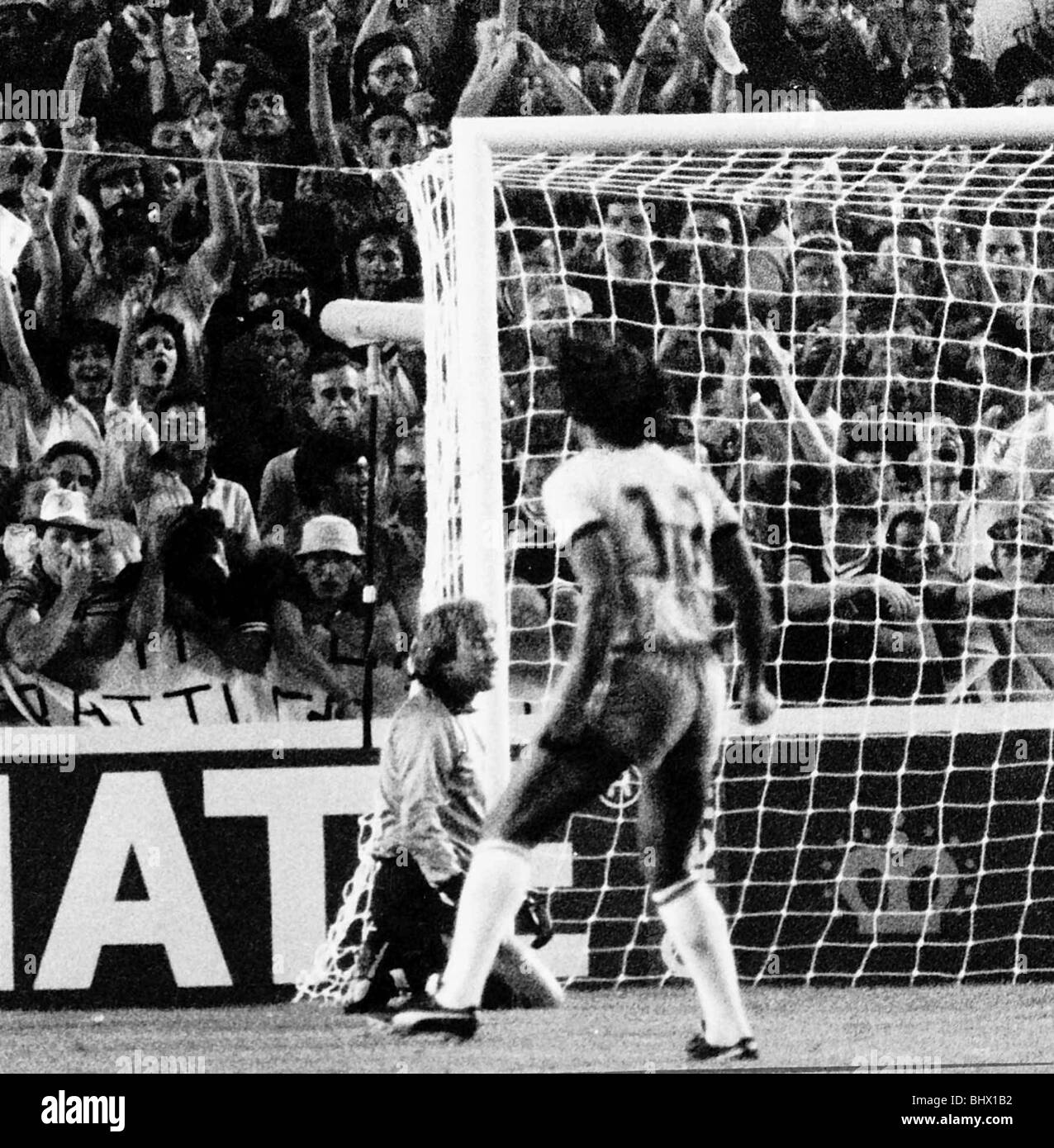 Coupe du Monde de Football 1982 Brésil 4 Ecosse 1 à Séville le gardien écossais Alan Rough ne parvient pas à arrêter le Brésil la notation. Banque D'Images