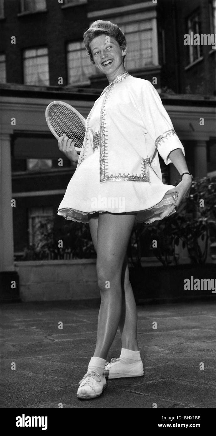 Fashion 1950 : Tennis star Angela Buxton, qui jouera dans le double féminin et en double mixte à Wimbledon cette semaine, a Banque D'Images