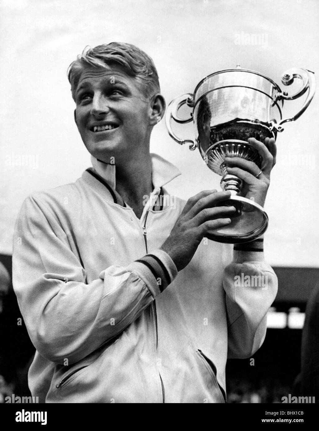 La joueuse de tennis australienne Lew Hoad tenant la coupe du championnat après son match de finale contre Ken Rosewall à Wimbledon ce Banque D'Images