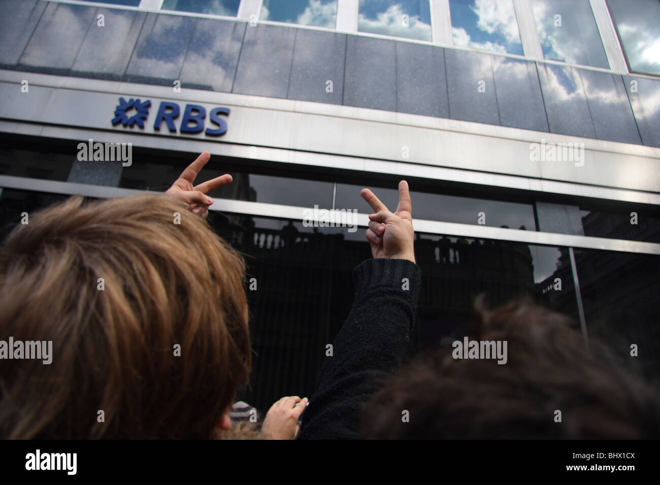 Un manifestant montre le V-Sign à RBS Bank à Londres avant le Sommet du G20 des dirigeants du monde, 2009 Banque D'Images