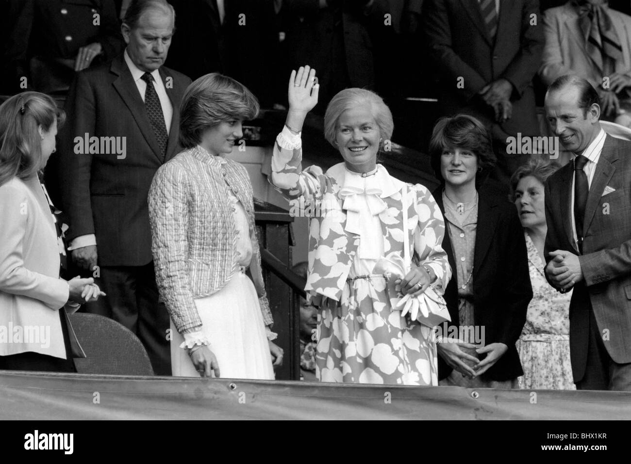 Tournoi de tennis de Wimbledon. 1981 Womens finales. Chris Evert Lloyd c. Hana Mandlikova. L'observation de la princesse Diana. Juillet 1981 81-3782-019 Banque D'Images