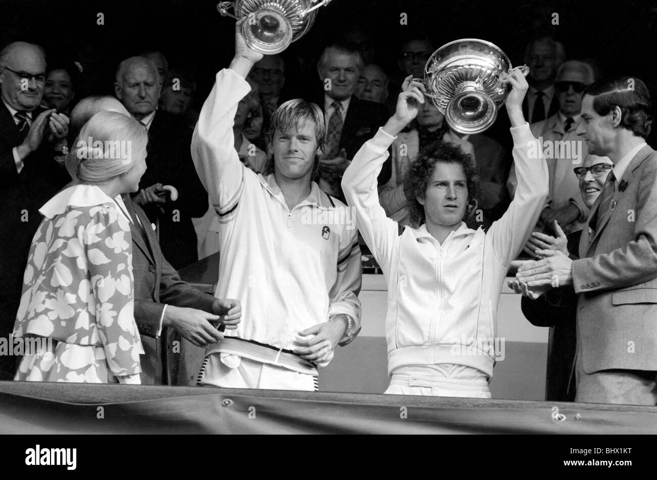 Tournoi de tennis de Wimbledon. 1981 Womens finales. Chris Evert Lloyd c. Hana Mandlikova. L'observation de la princesse Diana. Juillet 1981 81-3782-034 Banque D'Images