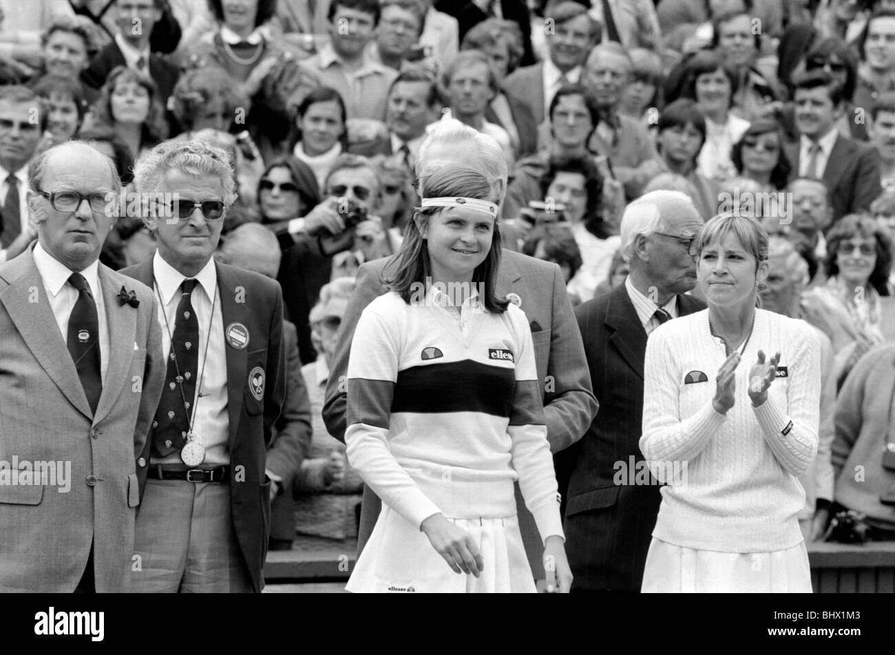 Tournoi de tennis de Wimbledon. 1981 Womens finales. Chris Evert Lloyd c. Hana Mandlikova. L'observation de la princesse Diana. Juillet 1981 81-3782-077 Banque D'Images