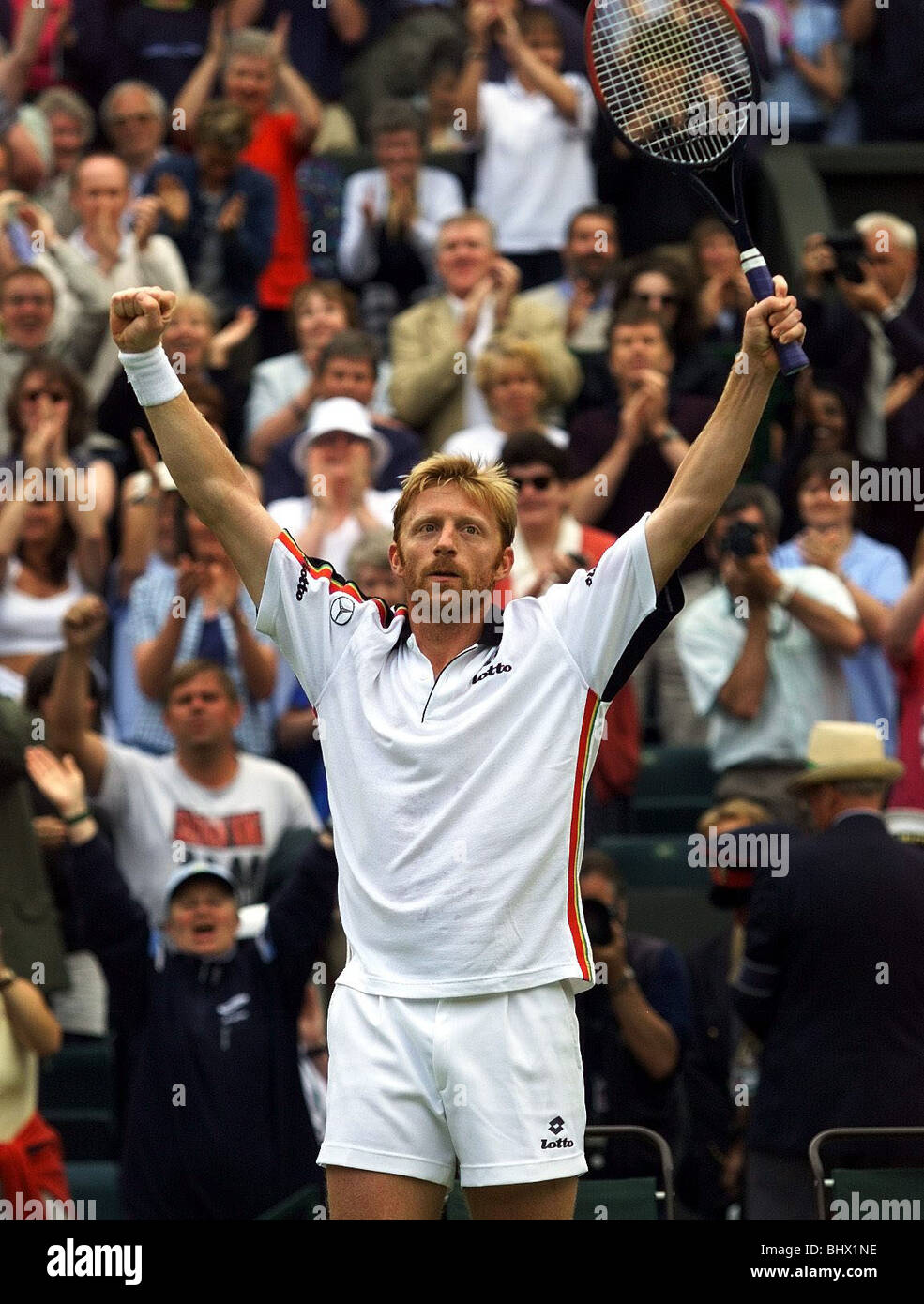 Boris Becker célèbre victoire sur Nicolas Kiefer en deuxième ronde du match de mens seul championnat de tennis de Wimbledon 1999 Banque D'Images