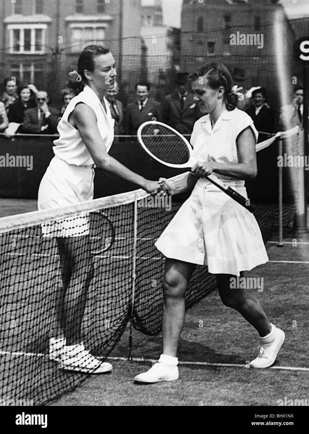 Mlle Gussie Moran (à gauche) a félicité juin 1949 après sa victoire contre  Mlle S Fry à Queens Club Gorgeous Gussie Gertrude Photo Stock - Alamy