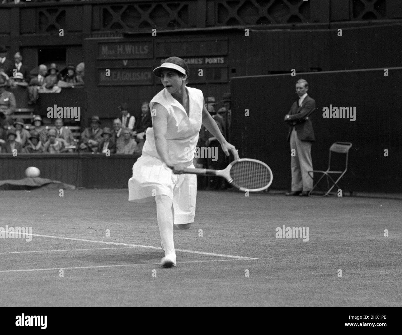 Helen Wills au tennis de Wimbledon retour d'un tir du revers de juillet 1929 Banque D'Images