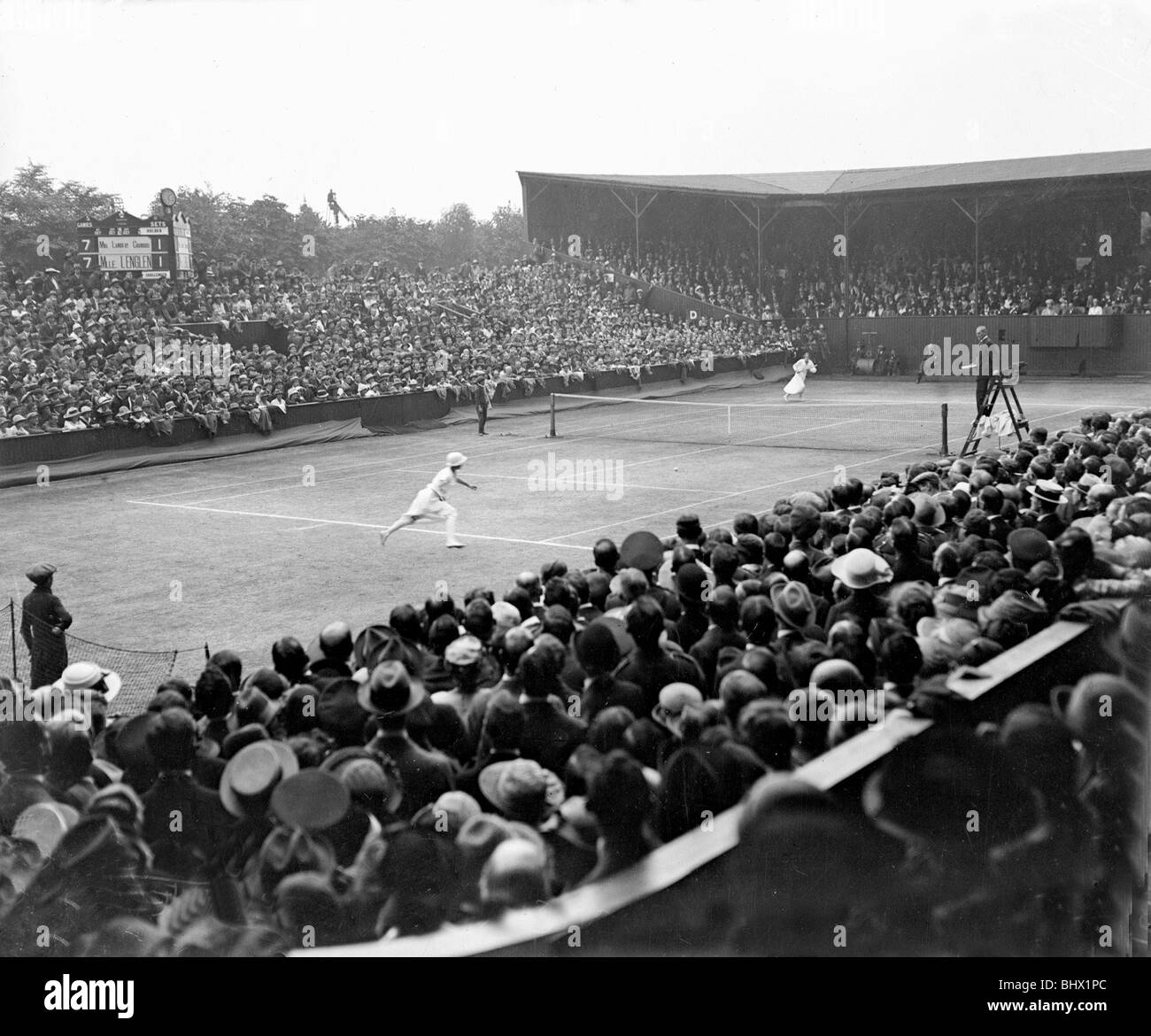 Tennis de Wimbledon, Mlle Suzanne Lenglen v Mme Lambert Chambers Juillet 1919 Banque D'Images