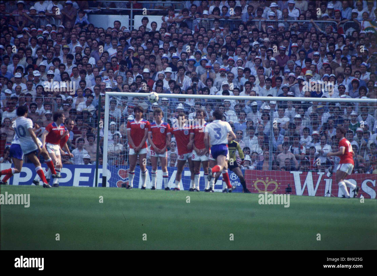 Groupe 4 de la Coupe du Monde 1982 France 3 France 1 Michel Platini (10) tente de boucler un coup franc sur le mur de l'Angleterre. ©mirrorpix Banque D'Images