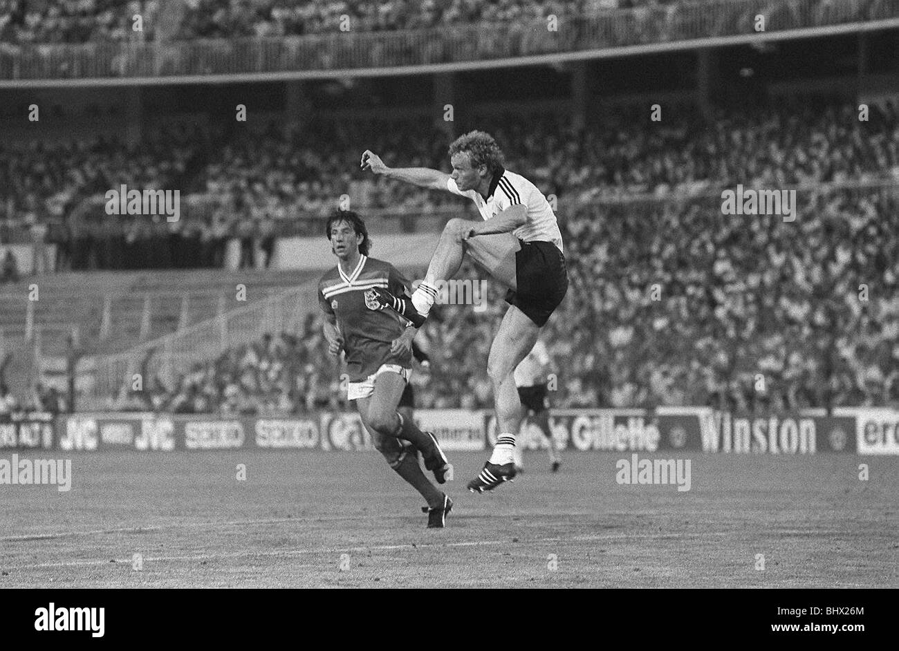 Paul Mariner et Hans Pieter Breigal pendant la coupe de monde 1982 Angleterre/Allemagne Banque D'Images