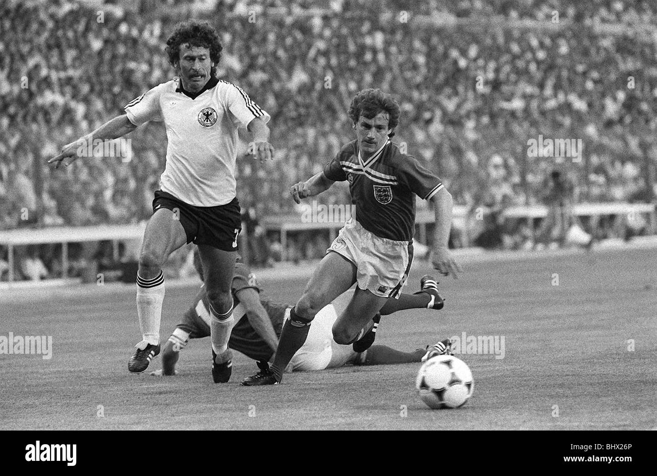 Steve Coppell et Paul Breitner Angleterre 0 Allemagne 0 1982 lors de la Coupe du Monde en Espagne Banque D'Images