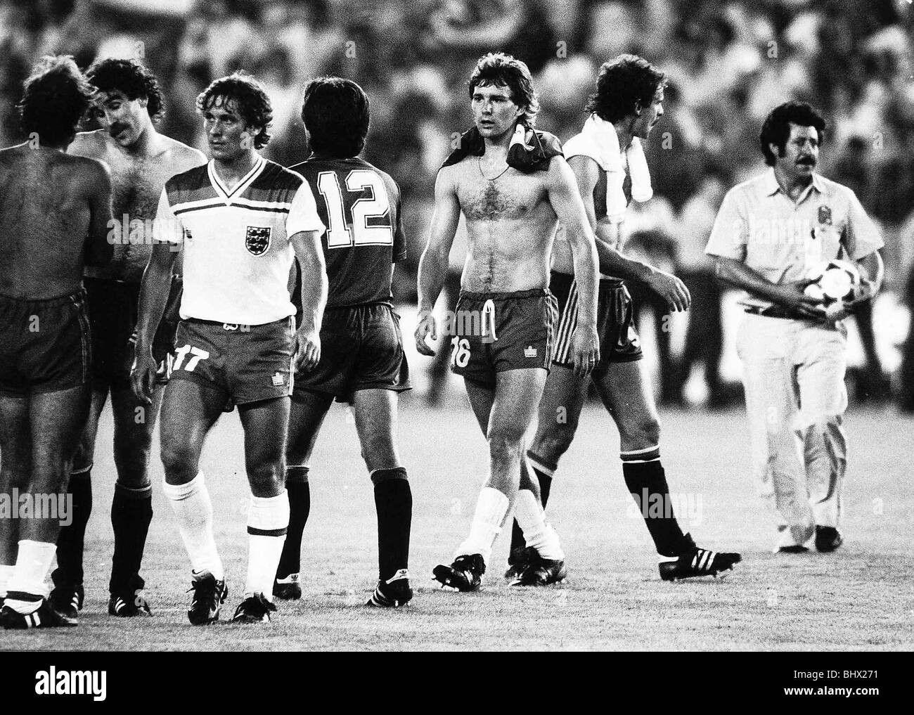 Bryan Robson horizons le terrain avec Kenny Sansom, après le match avec l'Espagne dans la Coupe du Monde 1982 Banque D'Images