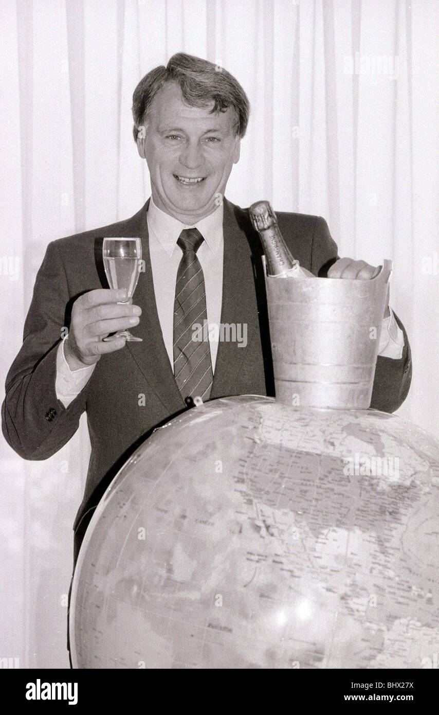 Bobby Robson Gestionnaire de l'Angleterre, célèbre après avoir obtenu la qualification pour le finale de la Coupe du Monde 1986 après un 5-0 sur la Turquie Banque D'Images