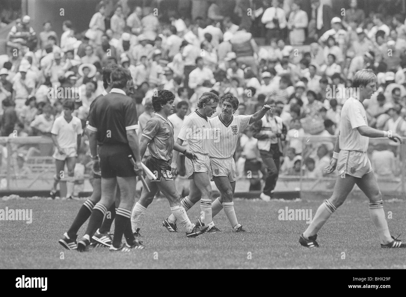 Le Mexique de la Coupe du monde '86 l'Angleterre v l'Argentine action plus fans lors du match. IMAGES PAS ÉQUILIBRÉ OU NETTOYÉ À DES FINS D'ÉVALUATION SEULEMENT *** *** Local Caption Main de dieu correspondent à Banque D'Images